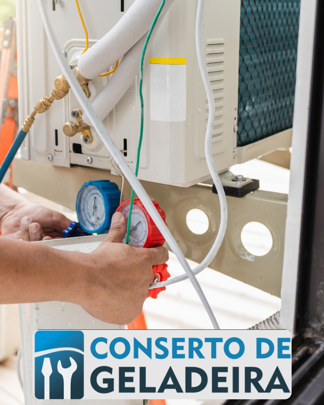 Técnico consertando geladeira